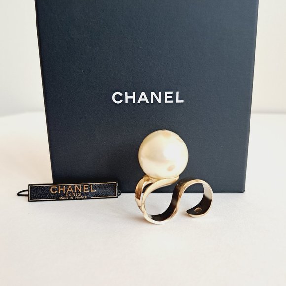 Chanel Oversized Pearl Golden Ring